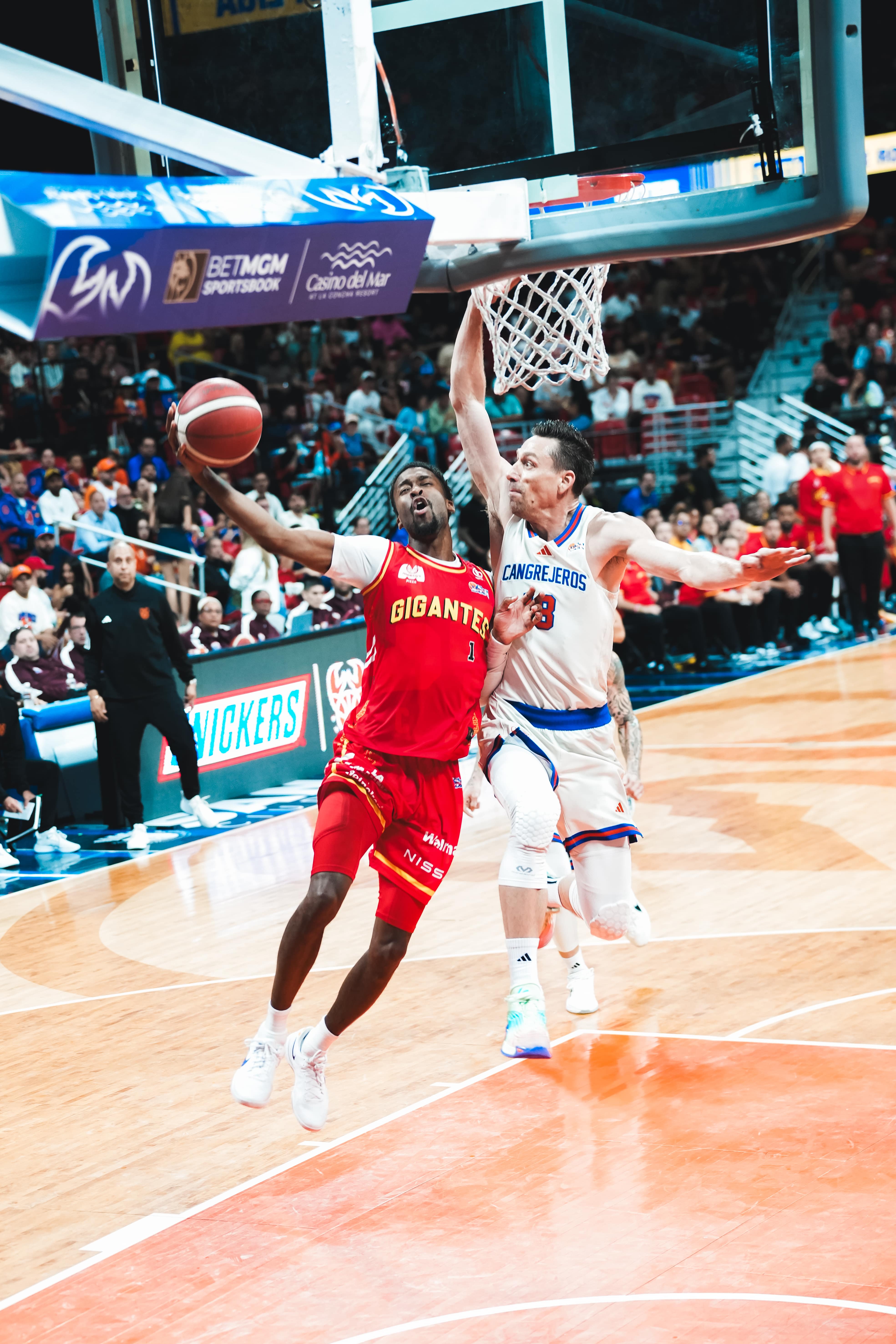 Gigantes resisten avance de los Cangrejeros y se apuntan su cuarto triunfo en línea.