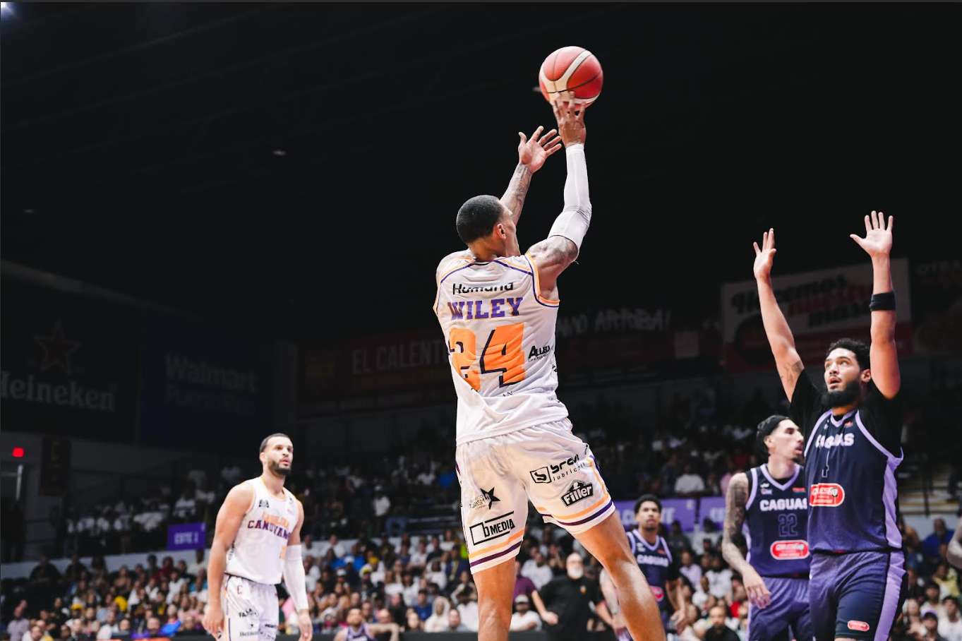 Victoria Gigante en la Mangual ante los Criollos de Caguas