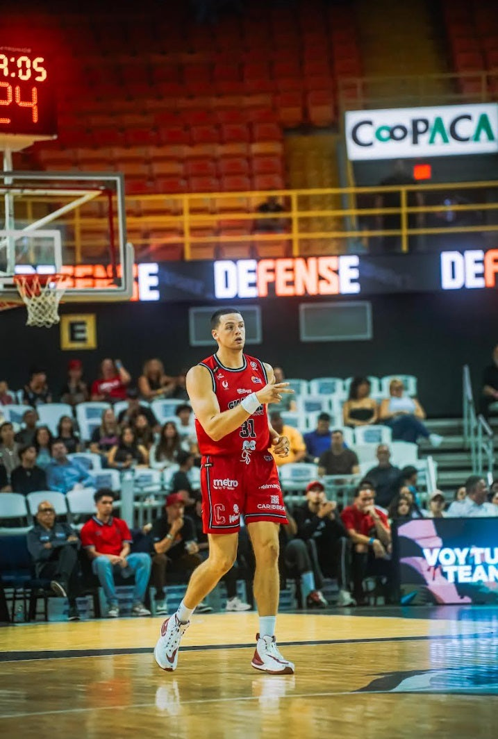 Noche gigante para James en la victoria de Carolina